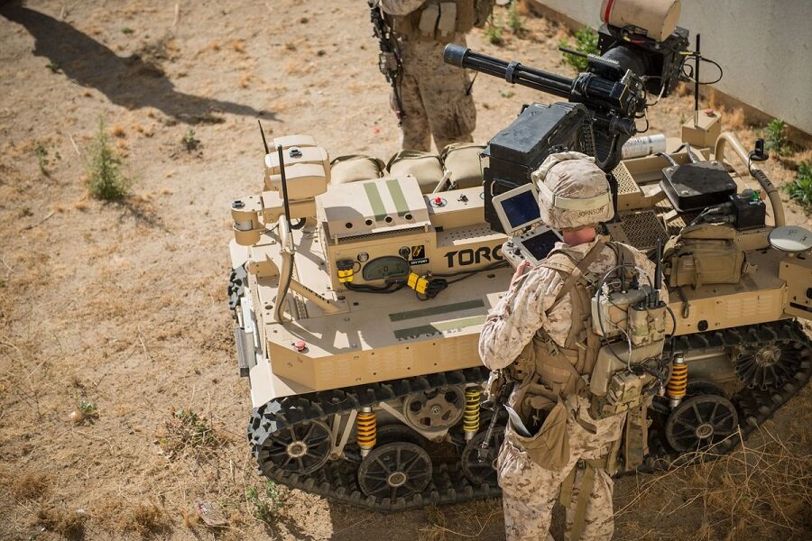 Дистанційно керований робот, оснащений кулеметом, розроблений Корпусом морської піхоти Сполучених Штатів. Фото: USMC